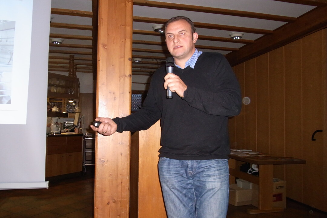 Benny Hecht von der Meinsdorfer Agrargenossenschaft L�ndeken setzt auf dem 350 Zuchtsauen z�hlenden Betrieb s�dlich von Berlin auf eine m�glichst optimale Betreuung von Muttertieren und Ferkeln. Mit gesunden, fruchtbaren Tieren, die gut gemanagt werden, lie�en sich Tierwohl und Rentabilit�t erfolgreich vereinen.