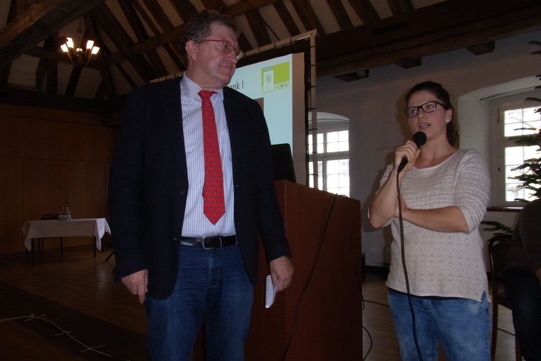 Was schützt Kühe davor, lahm zu gehen? Franz Schweizer, Direktor des LAZBW, im Gespräch mit Tatjana Heim vom Landeskontrollverband (LKV), die mit Kollegen ein von der EU gefördertes Projekt zur Klauengesundheit in baden-württembergischen Milchviehherden betreut.