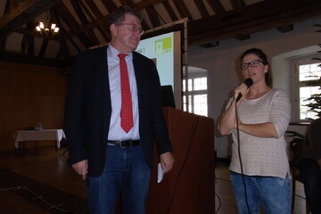 Was sch�tzt K�he davor, lahm zu gehen? Franz Schweizer, Direktor des LAZBW, im Gespr�ch mit Tatjana Heim vom Landeskontrollverband (LKV), die mit Kollegen ein von der EU gef�rdertes Projekt zur Klauengesundheit in baden-w�rttembergischen Milchviehherden betreut.