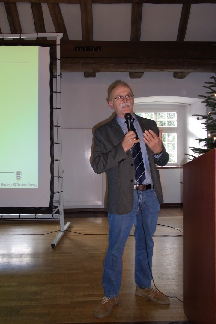 Kühe müssen genügend Raufutter fressen können, damit ihr Pansen gesund bleibt und nicht dadurch das Risiko steigt, an den Klauen krank zu werden, erläuterte Dr. Thomas Jilg, Fütterungsexperte am LAZBW, eine der weiteren Ursachen für die gefürchteten Lahmheiten.