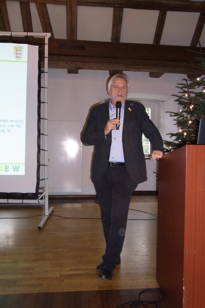 Weidegang fördert die Klauengesundheit, stellte Prof. Dr. Martin Elsässer vom LAZBW in seinem Vortrag auf der Wintertagung fest. Allerdings, so der Grünlandexperte, sollte es Phasen während der Weidezeit geben, in denen der Auslauf ins Grüne begrenzt wird. Denn die Klauen sollten abtrocknen können. Das geht schlecht, wenn die Tiere auf nassen und durchweichten Grasflächen stehen.