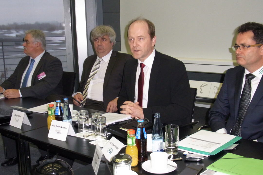 Neue Konzepteber und weitere Kooperationen im europ�ischen Ausland: Hans-Benno Wichert, SZV-Vorsitzender (3. v. l.) und J�rg Sauter (2. v. l.), SZV-Gesch�ftsf�hrer stellten die neue Konzepteber-Generation und Zusammenarbeit mit Zuchtorganisationen in Frankreich und �sterreich vor.