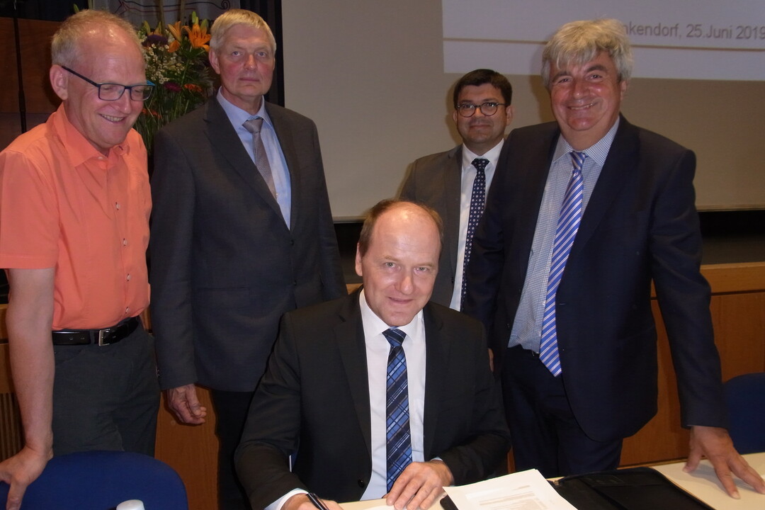 Die Erzeuger darin ermuntern, individuelle Konzepte f�r ihre Schweinehaltung zu entwickeln, das wollen der SZV/German Genetic-Vorsitzende Hans-Benno Wichert (dritter von li.), die beiden Vizevorsitzenden Rainer M�ller (ganz li.) und Carsten Rohwer (zweiter von li.), German Genetic-Zuchtleiter Albrecht Weber (vierter von li.) und J�rg Sauter, German Genetic-Gesch�ftsf�hrer.