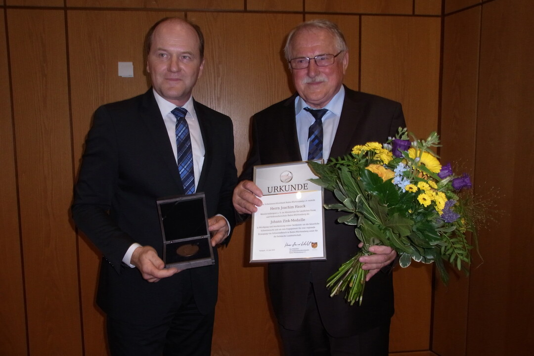 �Sie haben �ber den Tellerrand hinaus geschaut und auch keine unbequemen Wahrheiten gescheut�, w�rdigte Hans-Benno Wichert das langj�hrige Engagement von Ministerialdirigent a.D. Joachim Hauck.