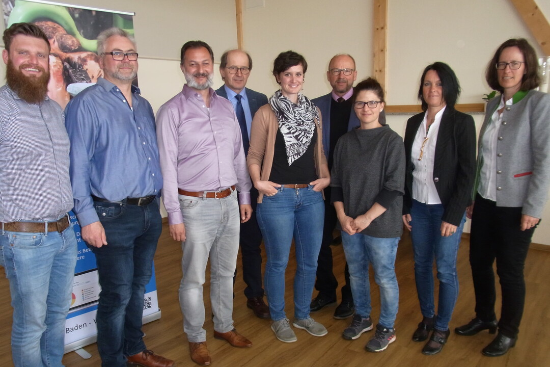 Professionell gepflegte Klauen sch�tzen K�he davor, krank zu werden. Daf�r machen sich stark (v.l.n.r.): Tobias Fink und Wolfgang Sekul, Landwirtschaftliches Zentrum (LAZBW), J�rgen Bieger, LKV, Dr. Hans Ableiter, Agrarministerium (MLR), Marie Au, DLQ, Wolfgang Bachert, Tatjana Heim, LKV, Prof. Dr. Barbara Benz, Hochschule (HfWU) N�rtingen-Geislingen und Dr. Andrea Fiedler, Klauenfachtier�rztin, M�nchen.