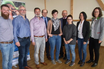 Professionell gepflegte Klauen sch�tzen K�he davor, krank zu werden. Daf�r machen sich stark (v.l.n.r.): Tobias Fink und Wolfgang Sekul, Landwirtschaftliches Zentrum (LAZBW), J�rgen Bieger, LKV, Dr. Hans Ableiter, Agrarministerium (MLR), Marie Au, DLQ, Wolfgang Bachert, Tatjana Heim, LKV, Prof. Dr. Barbara Benz, Hochschule (HfWU) N�rtingen-Geislingen und Dr. Andrea Fiedler, Klauenfachtier�rztin, M�nchen.