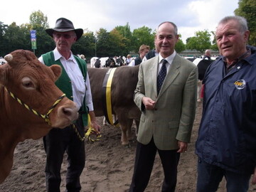 Die Limpurger Kuh Eva aus der Zucht von Wolfgang Rinn in Ragenreute schaffte den Sieg in ihrer Zuchtklasse. Von Agrarminister Rudolf K�berle und Franz Mock, dem stellvertretenden RBW-Vorsitzenden gab es daf�r eine Silberspange.