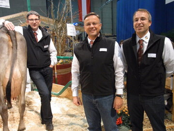 Stark vertreten: Die beiden Gesch�ftsf�hrer der Rinderunion (RBW), Dr. Alfred Weidele (li.), Dr. Holger Mathiak (re.) und Mitarbeiter Mathias Poferl (Mitte) freut das gro�e Interesse an den Milchrindern aus dem Land. 