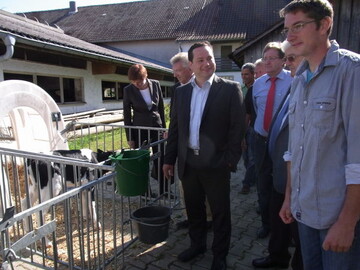 Auf dem Milchviehbetrieb von Josef und Peter Zembrod informierte sich Agrarminister Alexander Bonde (Mitte) �ber den Stand des Dairyman-Projektes, an dem sich auch die oberschw�bischen Milchviehhalter beteiligen.