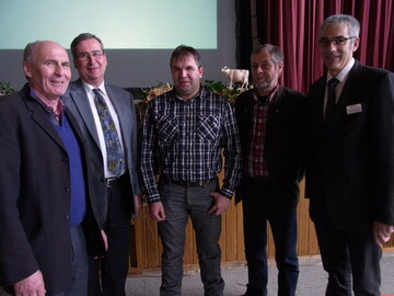 Im Dienst der Milchviehhalter (v. l.): Waldemar Westermayer, Vorsitzender des Kreisbauernverbandes Allg�u-Oberschwaben, Hans-Udo von Wilpert, Netzwerk Milch Nordw�rttemberg, Clemens Mauch, Beratungsdienst Sigmaringen, Dr. Hans-J�rgen Kunz, Landwirtschaftskammer Schleswig-Holstein und Albrecht Siegel, Leiter des Landwirtschaftsamtes Ravensburg. 