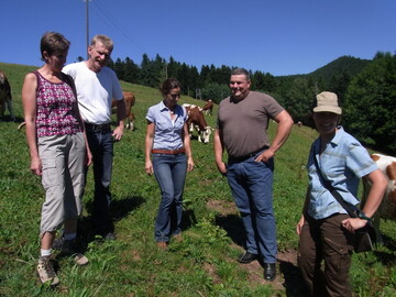 Sch�tzenswerte Region: Eugen Haberer (zweiter von li.) und seine Frau Barbara (ganz re.) sind die einzigen Milchviehhalter in Schenkenzell, einer waldreichen Gemeinde am Rande des Kinzigtales. F�r die Offenhaltung der Landschaft in dieser Region des mittleren Schwarzwaldes sind die Vorderw�lderk�he von Habereres �enorm wichtig�, wie Susanne Kopf (dritte von li.) und Christina Romer (ganz re.) vom Landschaftsentwicklungsverband Mittlerer Schwarzwald in Schiltach und Rottweil meinen. Manfred Haas (zweiter von re.), Vorsitzender des Kreisbauernverbandes Rottweil, unterst�tzt Berufskollegen wie Eugen Haberer. 