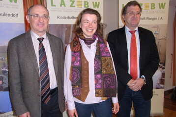 Viel Grundfutter, viel F�rsorge f�r die K�lber und das richtige Management entscheiden �ber den Betriebserfolg in der Milchviehhaltung, machten Dr. Leonhard Gruber (li.), Dr. Caroline van Ackeren (Mitte) und LAZBW-Direktor Franz Schweizer jetzt auf der Wintertagung deutlich. 