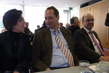 Offen sein f�r Diskussionen und Fragen (v.l.n.r.): Isabella Timm-Guri vom Bayerischen Bauernverband, Hansj�rg Schrade vom Bildungs- und Wissenszentrum Boxberg und VZ-Gesch�ftsf�hrer Dr. Rainer Pflugfelder diskutierten �ber die k�nftigen Anforder-ungen an moderne Tierhaltungen. 