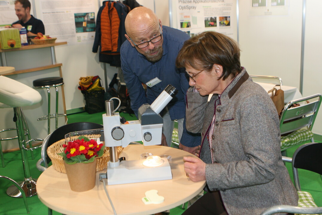 Am Messestand des Kompetenzzentrums Obstbau Bodensee informierte sich die Staatssekret�rin �ber das Monitoring von Sch�dlingen.