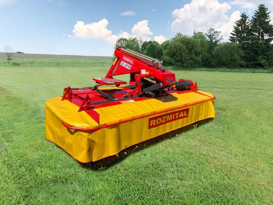 Rozmital stellt zwei neue Scheibenm�hmaschinen vor. Das Frontm�hwerk SC-301R hat einen Walzenaufbereiter.