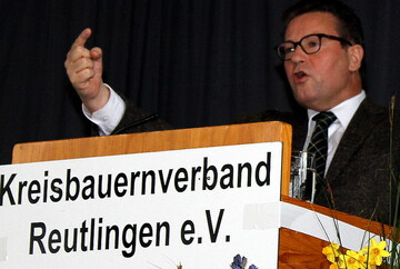 �Es wird keine weitere Versch�rfung der D�ngeverordnung geben. Mit mir nicht�, versprach Agrarminister Peter Hauk in St. Johann. Baden-W�rttemberg habe das beste Wasser in ganz Deutschland. Das liege unter anderen daran, weil man hierzulande schon seit �ber 40 Jahren eine Schutzgebiets- und Ausgleichsverordnung (SchALVO) habe. "So lange k�mmern wir uns schon ums Grundwasser", so Hauk.