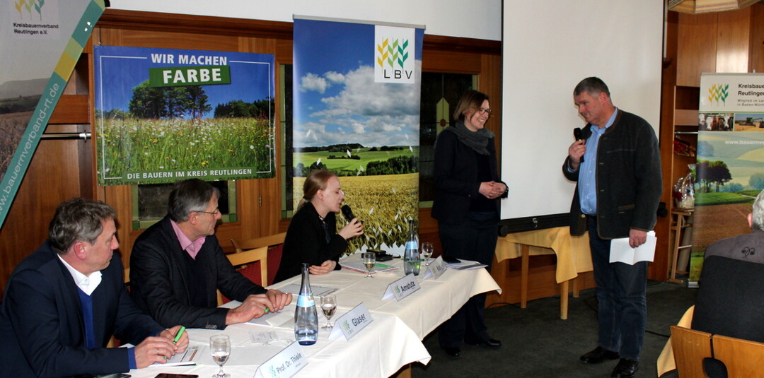 "M�nnliche K�lber k�nnen nicht einfach alle gem�stet werden. Vielmehr m�ssen die Landwirte die meisten ihrer K�lber exportieren und haben dann auch keine Handhabe mehr, was mit den Tieren alles passiert", meinte Hanns Roggenkamp (rechts), KBV Ulm-Ehingen.