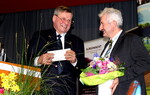 15 Jahre Kreisvorsitzender: Zum Dank für sein großes Engagement für die Landwirtschaft bekam Gebhard Aierstock von seinem Stellvertreter Alber Werner im Namen der ganzen Belegschaft einen Gutschein zum Besuch der Panorama-Therme in Beuren überreicht.