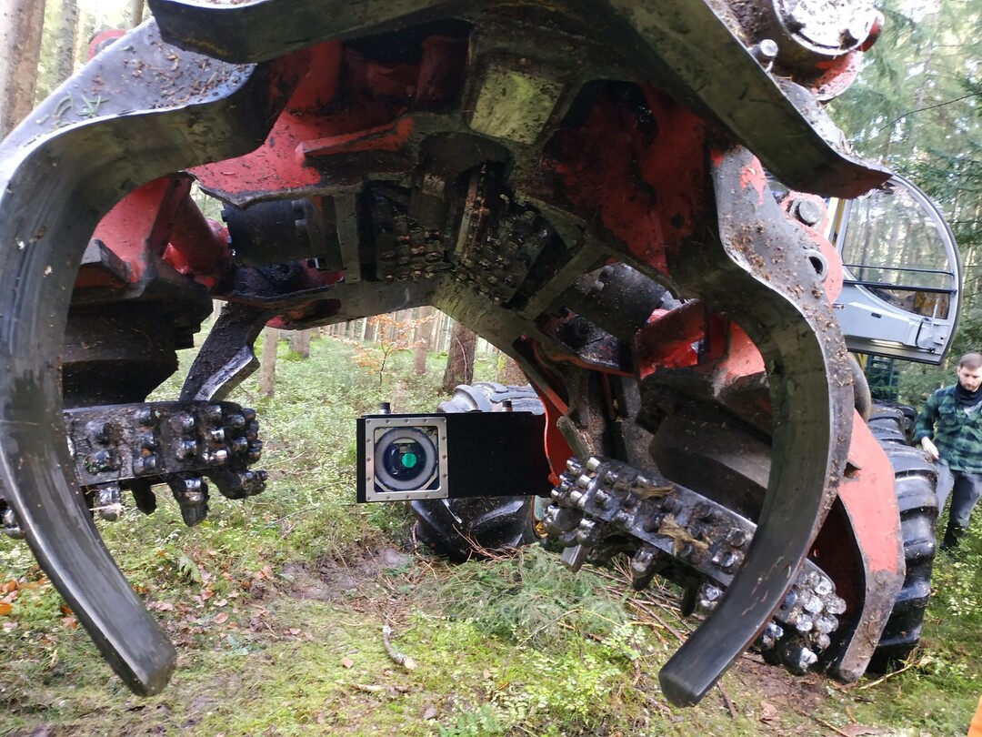 F�lschungssicherer Herkunftsnachweis von der Ernte bis ins S�gewerk: Ein am Vollernter integriertes Kamera�system nimmt die Schnittfl�chen von Baumst�mmen auf und generiert daraus einen �Fingerprint-Code�. Mit einer erneuten Bildaufnahme kann der Baumstamm sp�ter anhand des Codes eindeutig identifiziert werden.