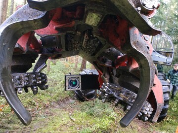 F�lschungssicherer Herkunftsnachweis von der Ernte bis ins S�gewerk: Ein am Vollernter integriertes Kamera�system nimmt die Schnittfl�chen von Baumst�mmen auf und generiert daraus einen �Fingerprint-Code�. Mit einer erneuten Bildaufnahme kann der Baumstamm sp�ter anhand des Codes eindeutig identifiziert werden.