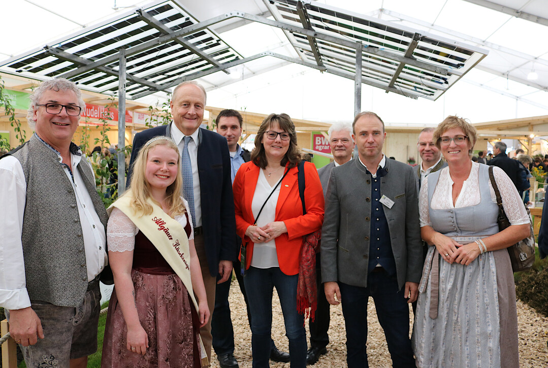 Beim Rundgang nach der Kundgebung erl�uterte Projektleiter Eugen Maucher (links), Landwirtschaftsamt, die Potenziale der Energiegewinnung im Kreis.&nbsp;