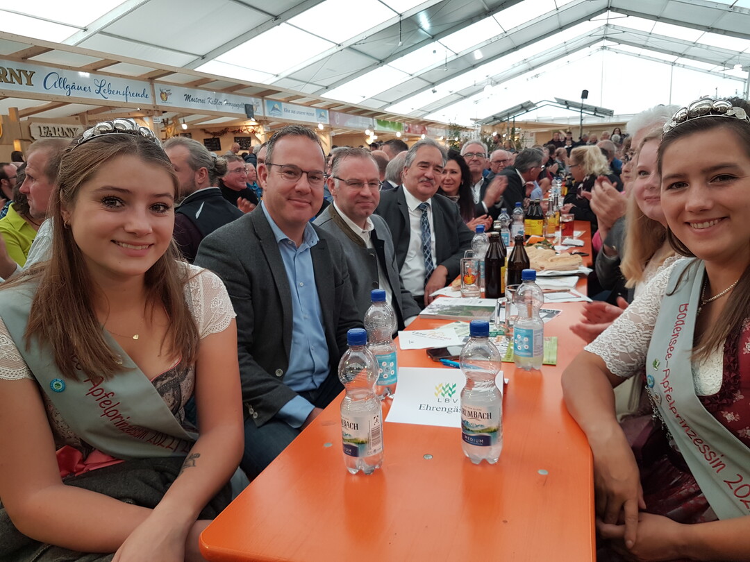Am Tisch der Apfelprinzessinnen Platz genommen haben Raimund Haser, (MdL CDU); Norbert Linz, Vorsitzender des Agrarausschusses im EU-Parlament und Josef Rief (MdB, CDU).
