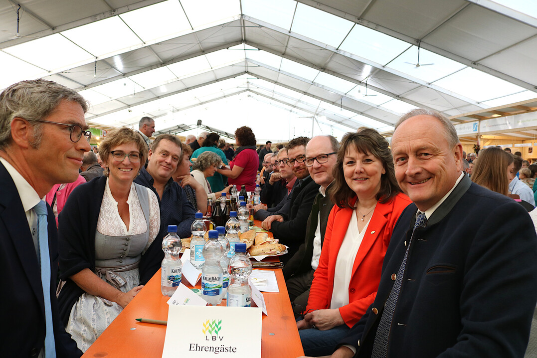 Zahlreiche Ehreng�ste sa�en am Tisch des Bauernpr�sidenten Joachim Rukwied (rechts) mit dem stellvertretenden Landrat, Andreas Honikel-G�nther (links). Dahinter die Landfrauenpr�sidentin Juliane Vees, der LBV-Vizepr�sident Hans-Benno Wichert und gegen�ber LBV-Vizepr�sidentin Rosi Geyer-F��ler.
