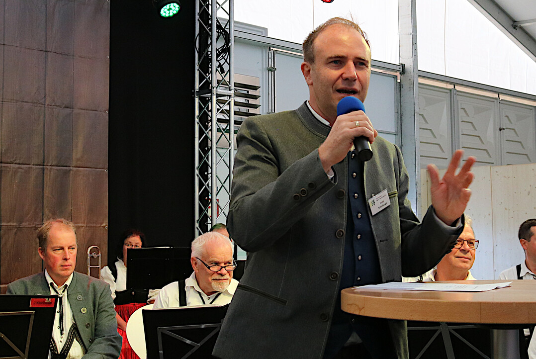 �Wir m�ssen Politik und B�rger auf unsere Seite bringen�, meinte Franz Sch�nberger, Vorsitzender beim Bauernverband Allg�u-Oberschwaben. Zur�ckhaltend �u�erte er sich gegen�ber einem angedachten Biosph�rengebiet f�r Oberschwaben. Sein Vorschlag: �Lasst uns doch gemeinsam �ber einen sinnvollen Moorschutz nachdenken,� so Sch�nberger.