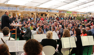 Proppenvolle Bauernkundgebung: Joachim Rukwied, Pr�sident des Deutschen Bauernverbandes (DBV), zeigte sich erfreut von der positiven Stimmung auf der Messe in Ravensburg und nutzte die Gelegenheit zum Austausch mit B�uerinnen und Bauern.