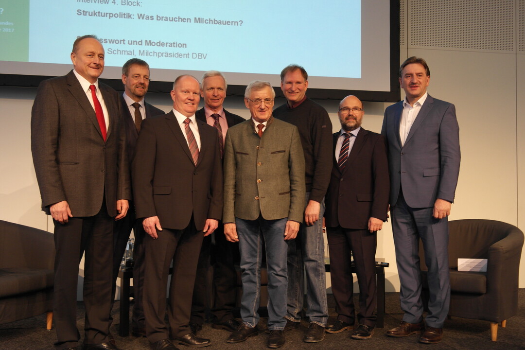 Beim j�hrlich stattfindenden Fachforum Milch des DBV diskutierten auf der Gr�nen Woche (v. l.):  Joachim Rukwied, Jan Heusmann, Karsten  Schmal, Peter L�schow, Albert De�, Peter Hettlich, Klaus Fontaine und G�nter Fel�ner. Sp�ter kamen noch Dr. Wilhelm Priesmeier und Alois Gerig hinzu.