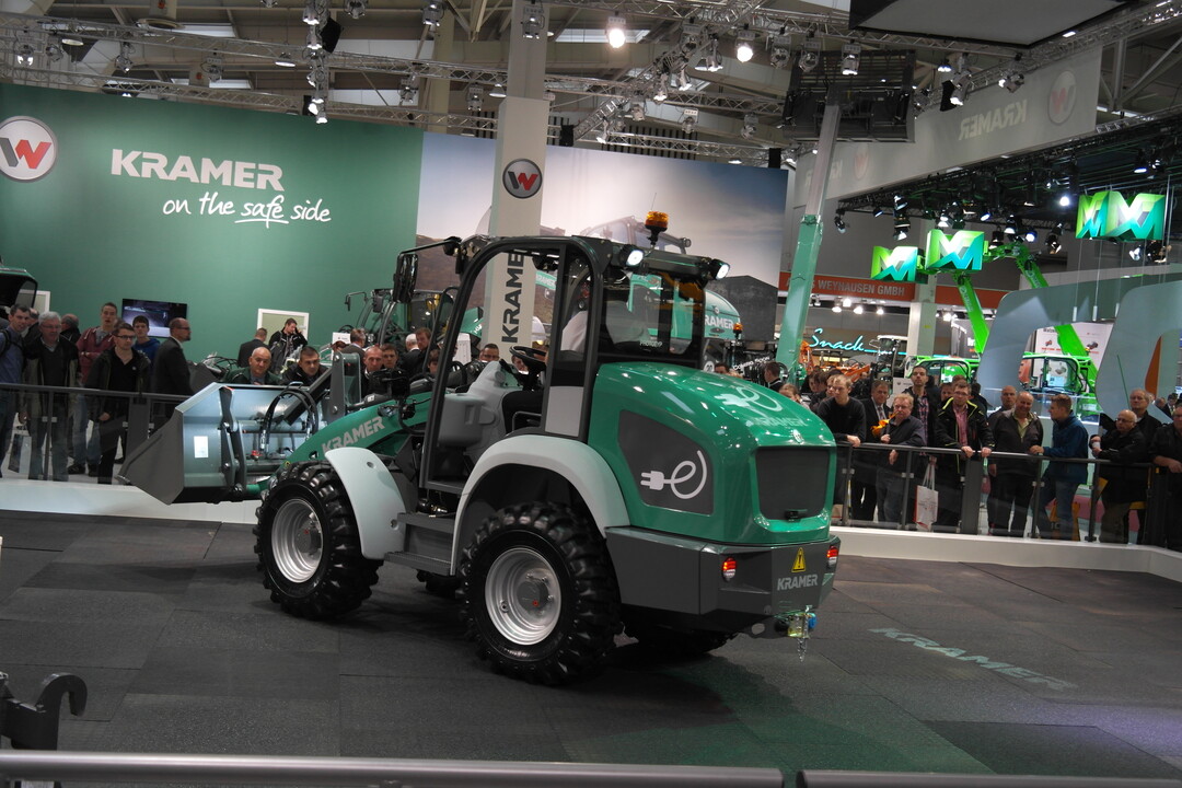 Der neue E-Lader durfte in der Messehalle täglich mehrfach die Demoshow fahren - möglich macht dies seine Nullemissionstechnololgie.