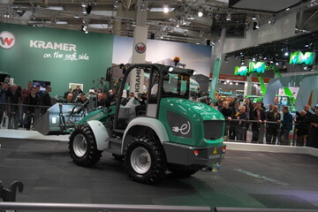 Der neue E-Lader durfte in der Messehalle t�glich mehrfach die Demoshow fahren - m�glich macht dies seine Nullemissionstechnololgie.