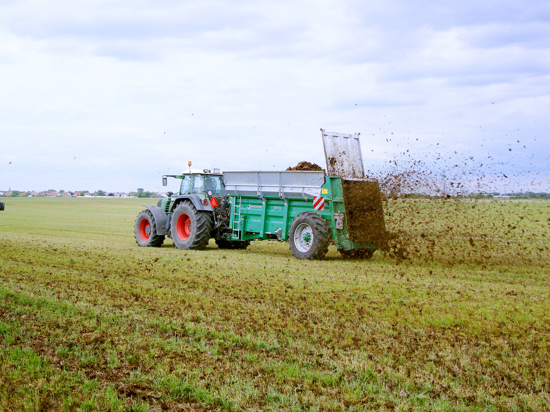 Miststreuer mit gro�en R�dern. Sinnvoll ist die tiefe Kugelkopfanh�ngung.