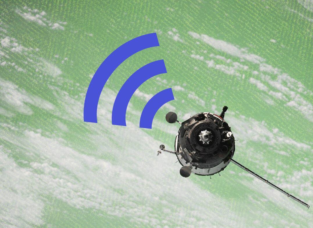 Fotomontage von einem Satelliten, der ein Maisfeld überfliegt.