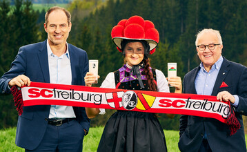 Der Schwarzwald verbindet: Andreas Schneider, Geschäftsführer der Schwarzwaldmilch (li.) und Fritz Keller, Präsident des SC Freiburg (re.) freuen sich auf die Schwarzwälder Partnerschaft.