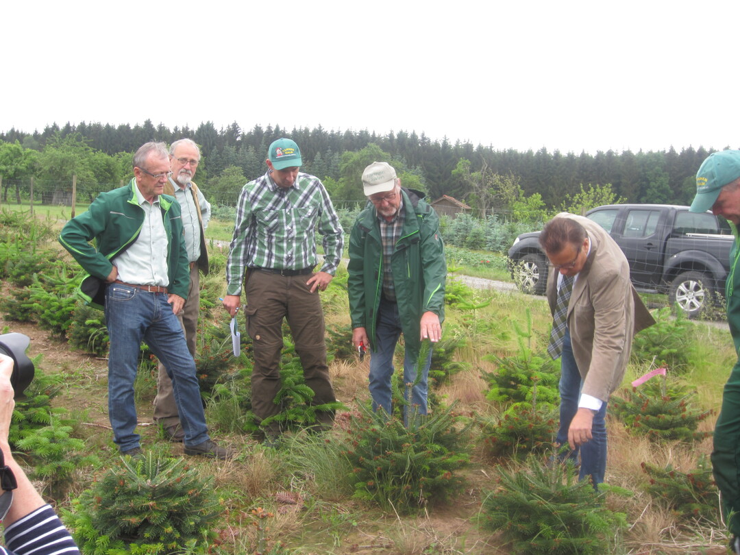Über die Auswirkungen des extremen Luftfrost am Morgen des 12. Mai informierte sich Landwirtschaftsminister Peter bei der Tannen-Galm GbR in Mudau-Langenelz im Odenwald.