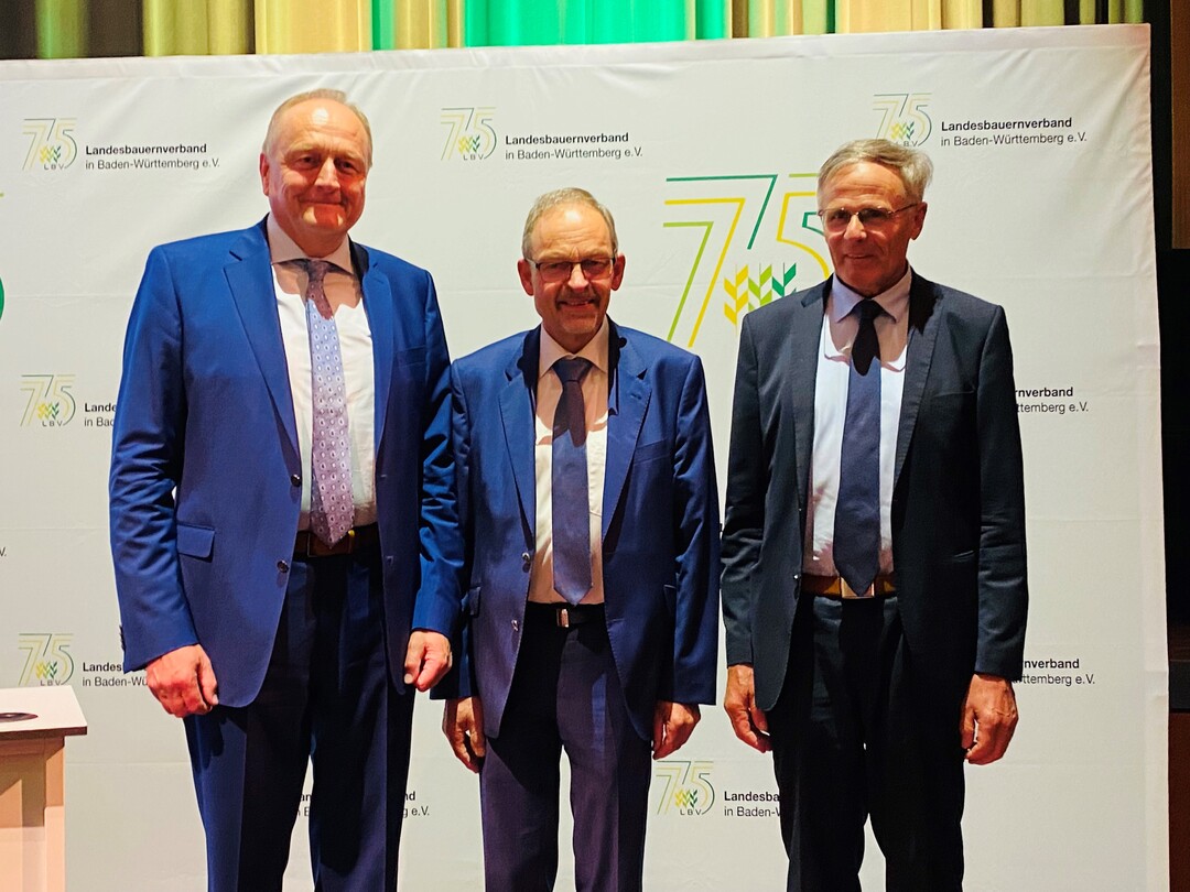 Gerhard Glaser (r.) und Klaus Mugele (Mitte) stellten sich nicht mehr zur Wahl. LBV-Präsident Joachim Rukwied dankt seinen Stellvertretern.