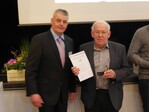 Kreisobmann Alexander Schäfer überreicht Otto Scherer (rechts) aus Dotternhausen die Ehrennadel des Landesbauernverbandes für dessen 47-jähriges Engagement als Ortsobmann und seinen Einsatz als stellvertretendes Vorstandsmitglied im Kreisbauernverband Zollernalb von 1995 bis 2002.
