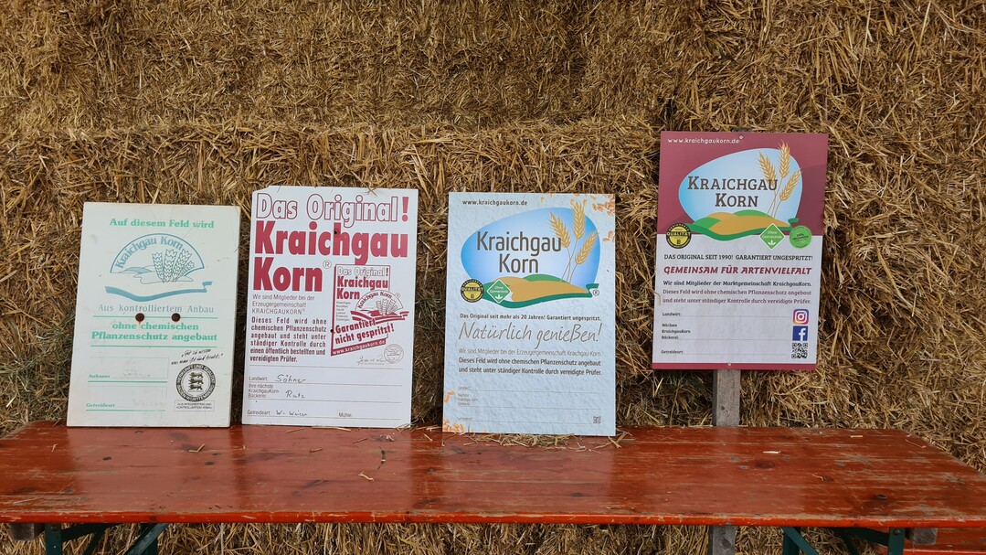 Alle Flächen, auf denen Getreide für KraichgauKorn wächst, sind beschildert. Auf den neuesten Schildern wird das Thema Artenvielfalt nach vorne gestellt.