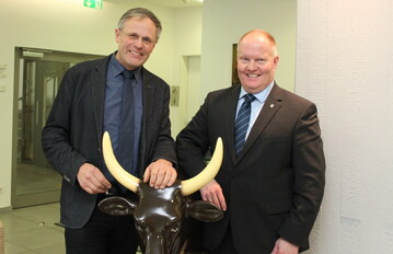 LBV-Vizepr�sident Gerhard Glaser (links) konnte DBV-Milchpr�sident Karsten Schmal im Milchausschuss des Landesbauernverbandes (LBV) begr��en.