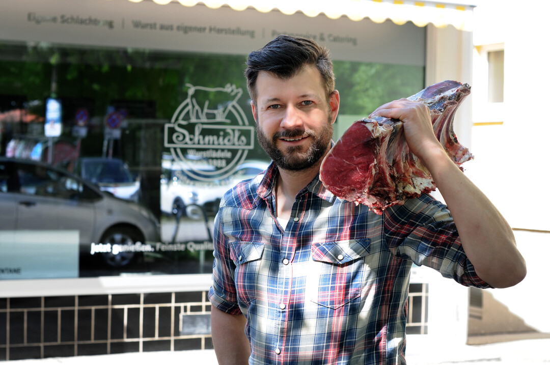Metzgermeister Michael Schmidt verarbeitet ab 12?kg Rinder, Schweine, Schafe und Ziegen zu Rohschinken, Rohw�rsten, Br�hw�rsten und Fertiggerichten in Glas und Dosen.