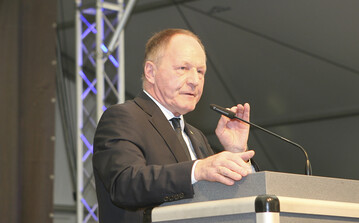 Viel Applaus bekam Hessens Bauernpr�sident Friedhelm Schneider f�r seine engagierte Rede beim Bauerntag der Oberschwabenschau am Sonntag, 11. Oktober, in Ravensburg.