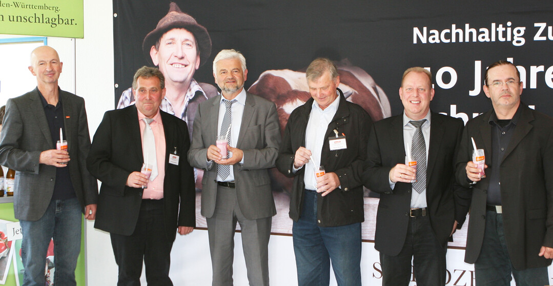 Positive Stimmung in Schrozberg: Ministerialdirektor Wolfgang Reimer (3.v.l) gab gemeinsam mit Vertretern der Molkerei den Startschuss f�r die Erweiterung des Schrozberger Demeter-Sortiments um Produkte mit dem Bio-Zeichen Baden-W�rttemberg.