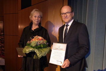  F�r ihre Verdienste um die b�uerliche Schweinezucht und k�nstliche Besamung beim Schwein zeichnete Hans-Benno Wichert, Pr�sident des Schweinezuchtverbandes (SZV), die ehemalige Stations- und Zuchtleiterin, Dr. Beate Schumann, mit der Johann Zink-Medaille des Verbandes aus.&nbsp;