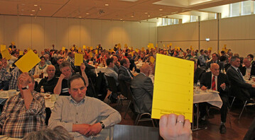 Die Vertreter der Milchwerke Schwaben eG in Ulm forderten auf der Versammlung am 19. April ein einheitliches Vorgehen von Landwirtschaft und Politik zu einer europaweiten Mengenbegrenzung, um die Preismisere bei der Milch zu stoppen, im Bild die Abstimmung zur Entlastung des Aufsichtsrates. 