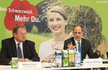 Den Landwirten sei bewu�t, dass durch die Markenprodukte mehr Geld auf die H�fe flie�e, berichteten Aufsichtsratsvorsitzender Markus Kaiser (links) und Andreas Schneider auf der Pressekonferenz am 1. Juli von der Stimmung auf der am Vortag abgehaltenen Generalversammlung.