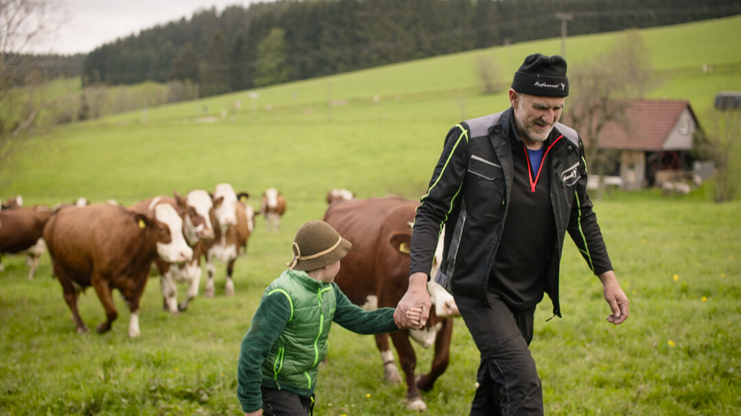 „Die Schwarzwaldmilch denkt, wie unsere Milcherzeuger:innen, in Generationen und hat bei der strategischen Ausrichtung stets die Enkelfähgikeit der Entscheidungen im Blick“, sagt der Geschäftsführer der Schwarzwaldmilch-Gruppe, Andreas Schneider, bei der Vorstellung des ZNU-Standard Nachhaltiger Wirtschaften.