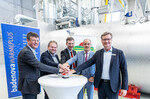 Startschuss der neuen Schwarzwaldmilch Dampfkesselanlage in Offenburg. V.l.n.r.: Offenburgs Bürgermeister Oliver Martini, Aufsichtsratsvorsitzender der Schwarzwaldmilch Markus Kaiser, erster Landesbeamter des Landratsamts Ortenaukreis Dr. Nikolas Stoermer, Schwarzwaldmilch Geschäftsführer Andreas Schneider, badenovaWÄRMEPLUS Geschäftsführer Klaus Preiser.