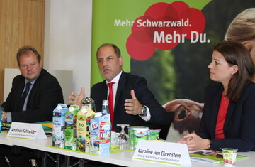 Die Schwarzwaldmilch konnte das Jahr 2016 deutlich besser bew�ltigen als die Branche insgesamt, berichtete Andreas Schneider (Mitte), Gesch�ftsf�hrer der Schwarzwaldmilch-Gruppe. Der Aufsichtsratsvorsitzende Markus Kaiser, zeigte sich zufrieden mit dem Verlauf der Generalversammlung am 28. Juni. Die neuen Produkte stellte Caroline von Ehrenstein, Leitung Marketing und Kommunikation bei der Schwarzwaldmilch, vor. 
