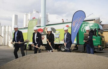  Gute Stimmung beim Spatenstich zum Bau der Heizzentrale (v.l.): Klaus Preiser, Gesch�ftsf�hrer badenovaW�RMEPLUS GmbH & Co. KG; Andreas Schneider, Gesch�ftsf�hrer Schwarzwaldmilch GmbH Freiburg; Christine Buchheit, Umweltb�rgermeisterin Stadt Freiburg; Heinz-Werner H�lscher, Vorstand badenova AG & Co. KG; Michael Klein, Gesch�ftsf�hrer badenovaW�RMEPLUS GmbH & Co. KG. 